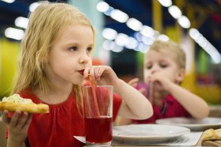 غذاهایی که باید برای سلامت دهان و دندان کودکان محدود کرد